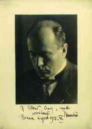 Fotografía autógrafa de Musssolini dedicada a E. G. Craig: A Edward Craig, molto cordialmente. Roma 4 agosto 1932 - X. Mussolini
